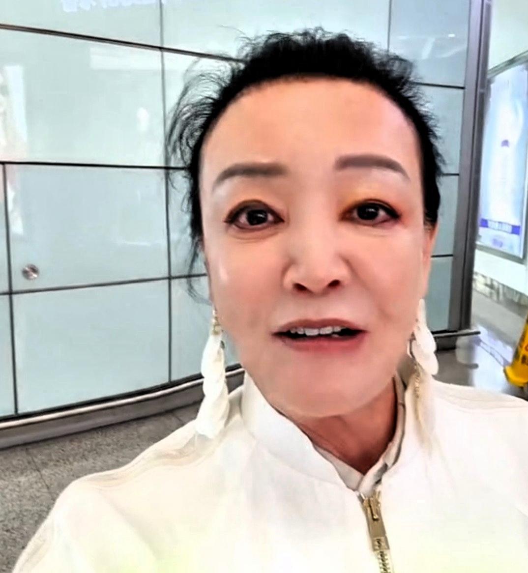 张兰在机场，她在那里等，等孙子王宝儿，她拍了视频，过安检后发的，大家看到了。