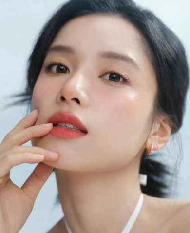 张婧仪的硬照来了，不愧是新晋小花