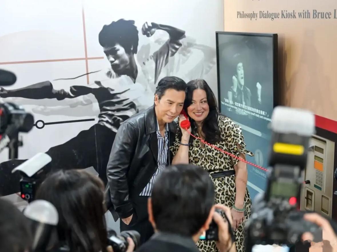 甄子丹和李小龙女儿现身香港，参加李小龙诞生85周年纪念活动！李香凝这名字起得真好