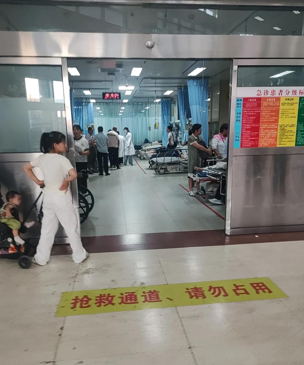 有个网友说医生的社会地位高，比基层公务员待遇好。马上引来了一群人的冷嘲热讽