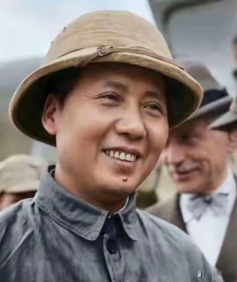 毛泽东赴重庆谈判前，确实穿的是“七拼八凑”的行头，一些细节则更富传奇色彩。