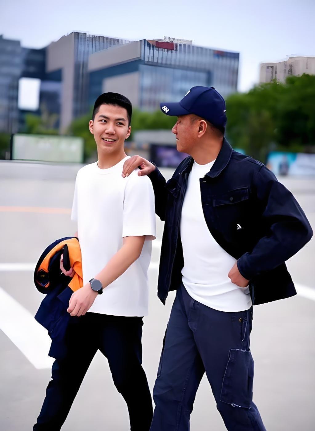 康康没接综艺，没拍戏，没蹭流量。他穿着空军制服，走进了歼-20模拟舱。手里攥