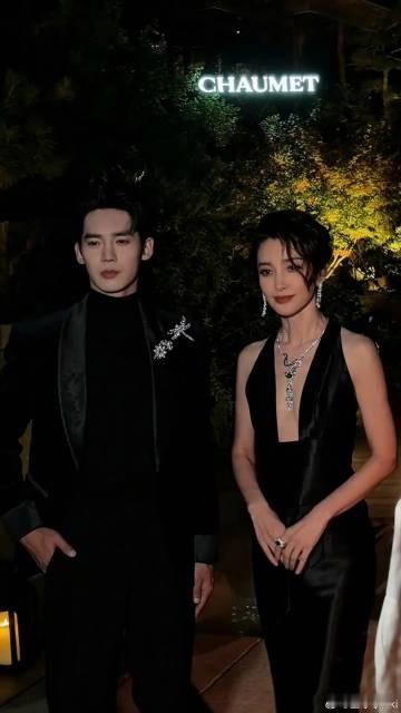 李冰冰于适约好了穿黑色李冰冰于适同框出席尚美巴黎晚宴，俩人不约而同地都穿了典雅黑色，这完全就是豪门姐