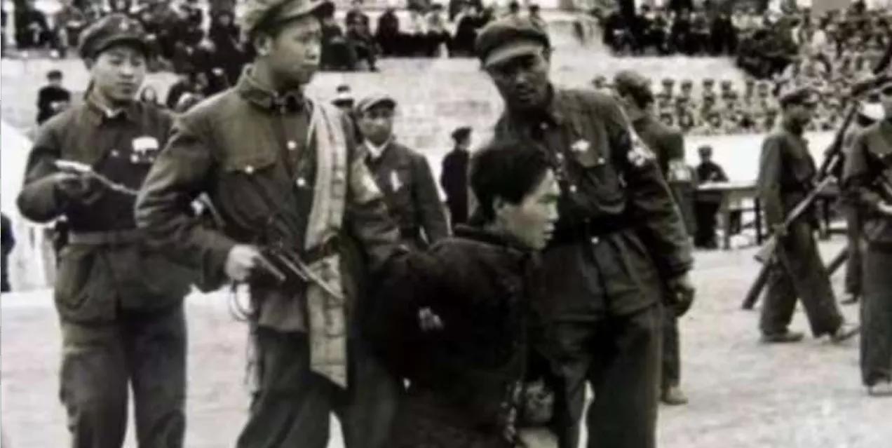 1952年的一个刑场上，就在执行枪决的最后刻，一名女孩突然冲入现场，对着即将被处
