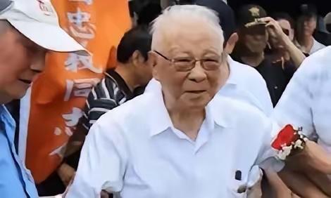 一位107岁的台湾退役上将，用一封公开信把岛内那些装睡的人扇醒了——而且扇得一点