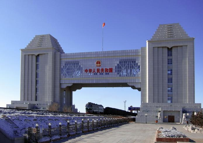 沿用百年的俄罗斯宽轨铁路主动对接中国标准，看似是打破传统的让步，实则是俄罗斯精打