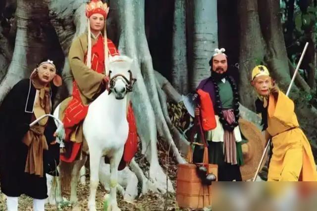 你敢信吗？六小龄童拍6年西游记只拿2000块，红了就联手踹走导演杨洁！当年剧