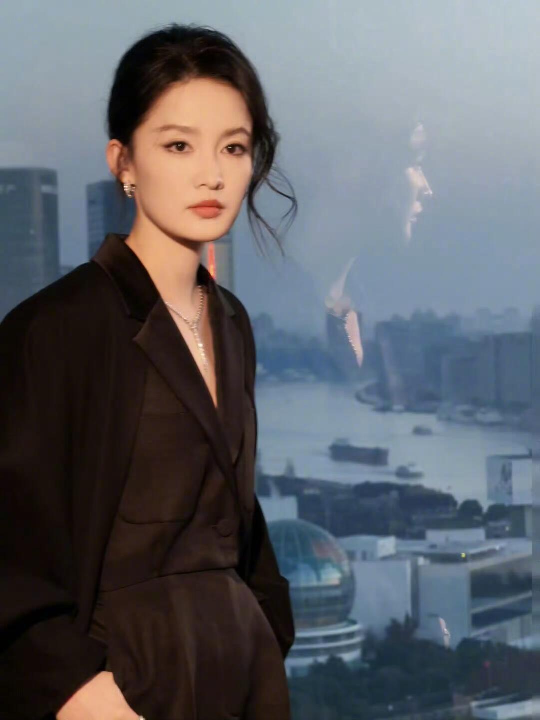 帅是一种感觉感觉！！李沁的表现力不只文艺温柔范李沁把Prada穿出文艺高智感李沁