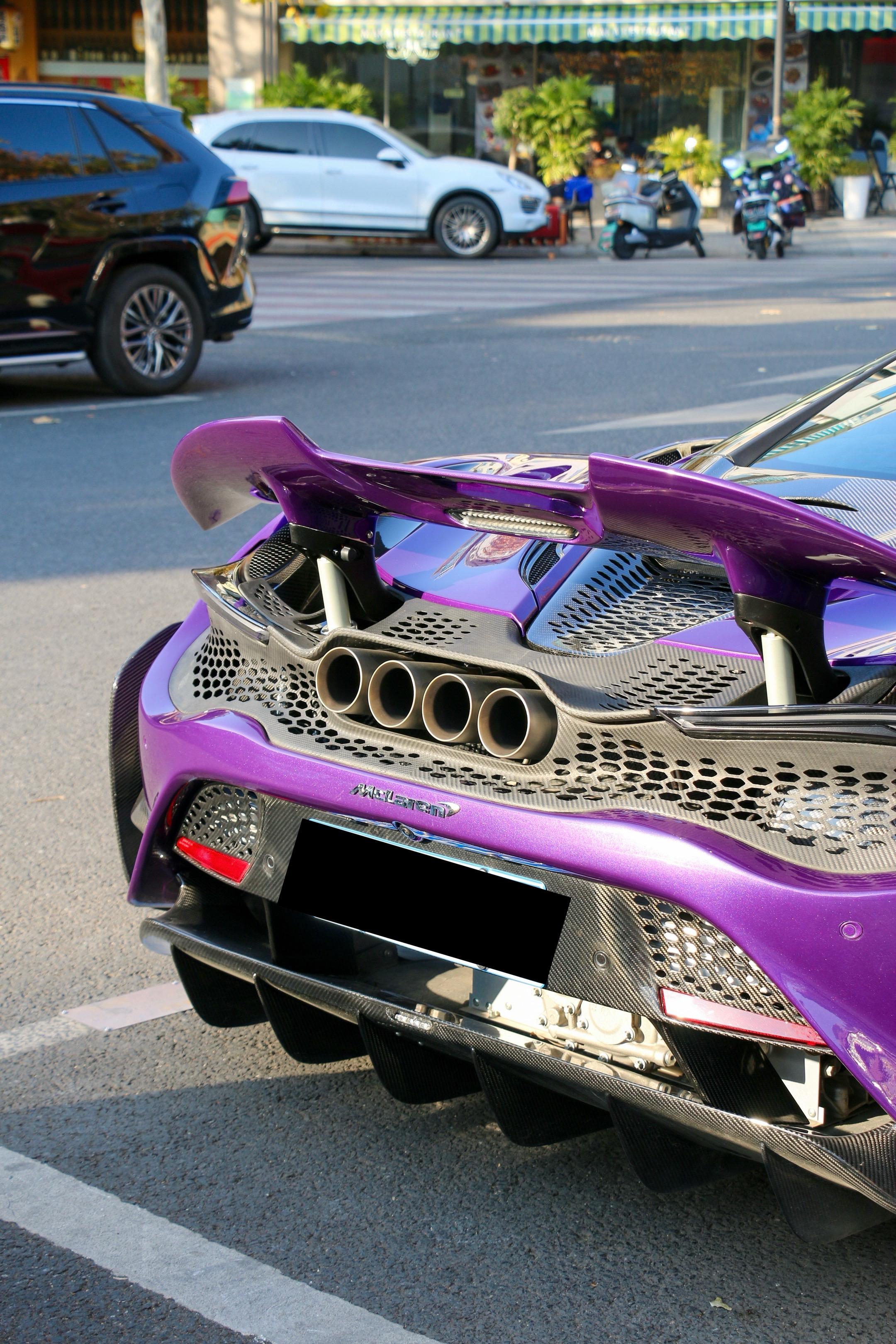 排气孔又多，尾翼这么高， 车身这么低加上闷骚的车漆简直就是妹妹的心头爱啊！