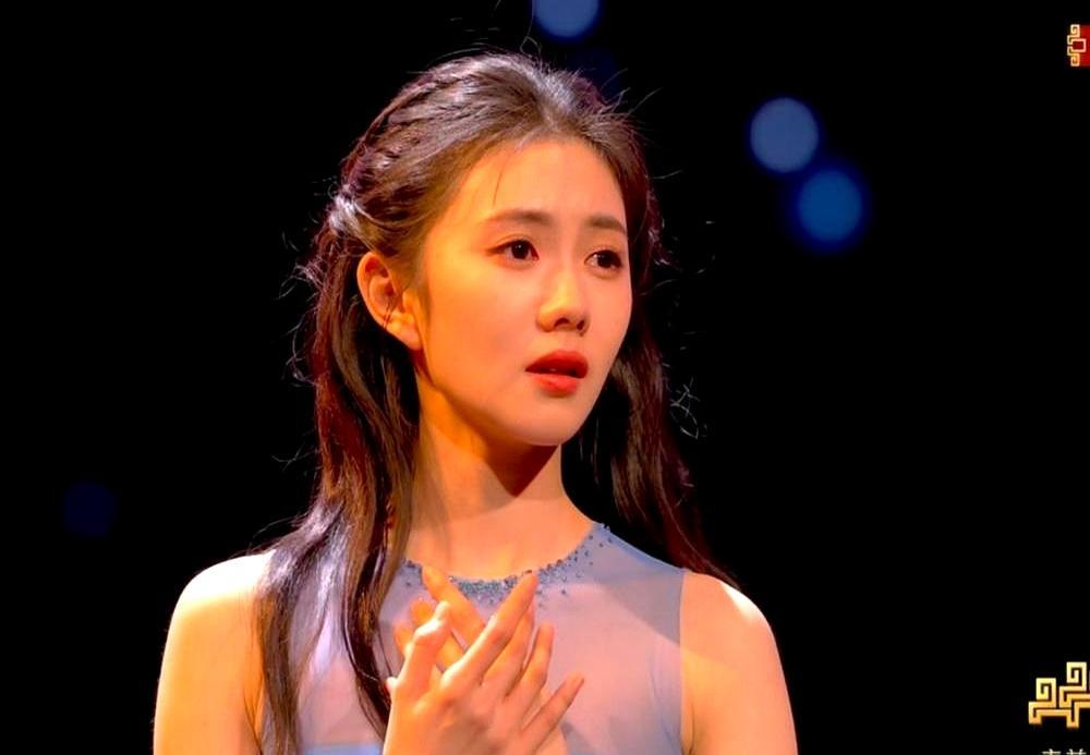 之前骂她最狠的一批人，现在闭嘴了。就因为春晚舞台上，刘浩存那个90度控腿，落地像