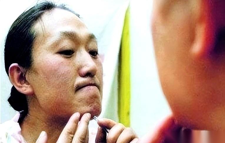 就那颗白色的小药片，教练说是“营养品”。她信了，一吃就是六年。代价是，她这辈子，