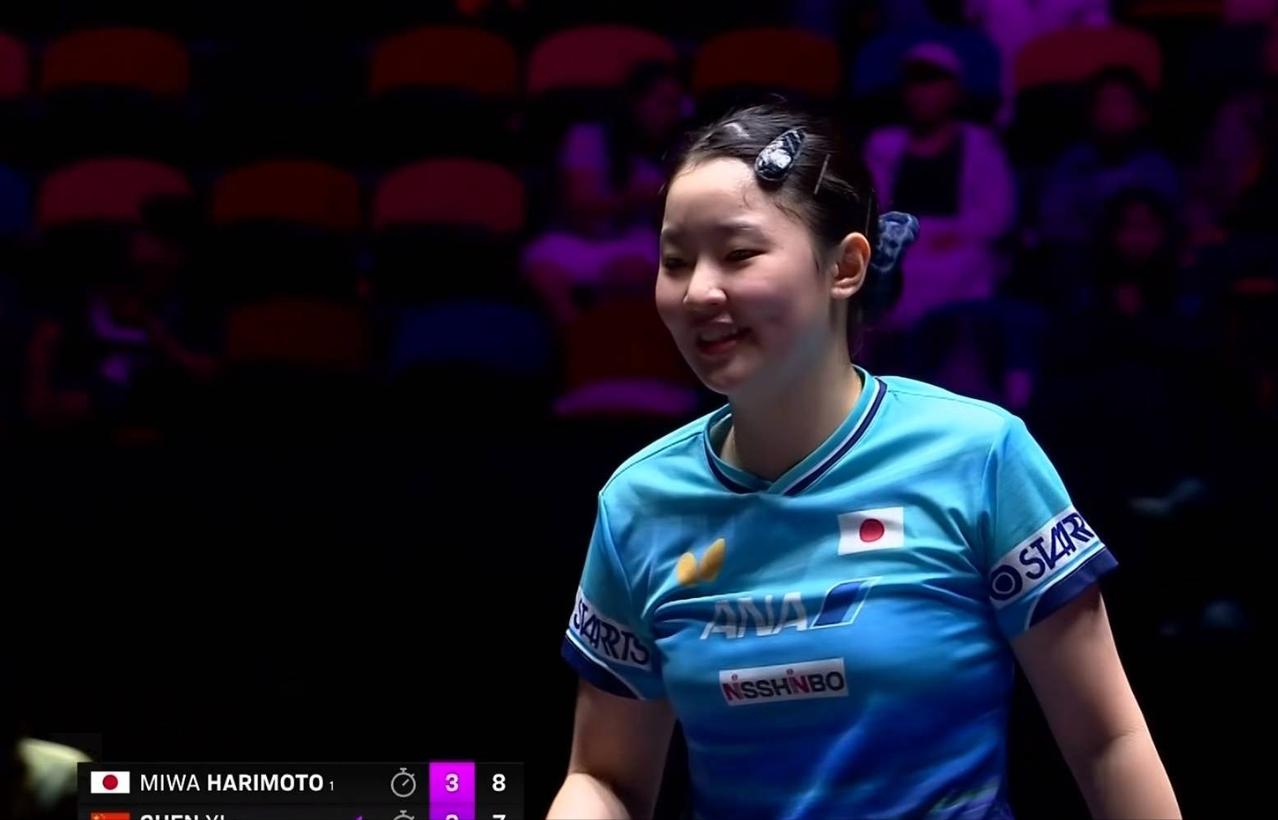 张本美和4：3战胜陈熠的比赛出现了一个反常的举动：不同于她哥哥张本智和逢赢球