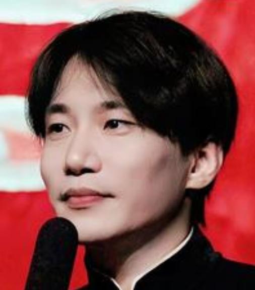 5月13日，德云社相声演员何九华在自制综艺《德云dyun》中官宣了自己的“奶爸”