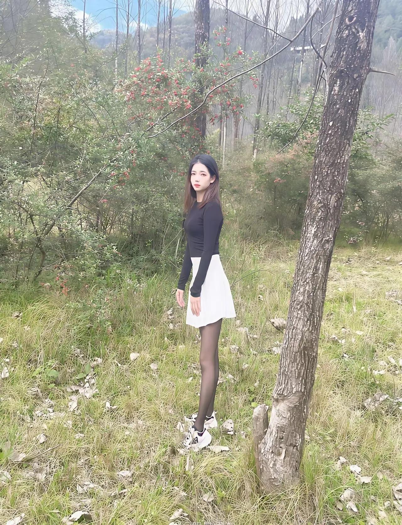 和相亲对象出来爬山今天是第二见面了彼此感觉应该还可以妹子年纪不大二十出