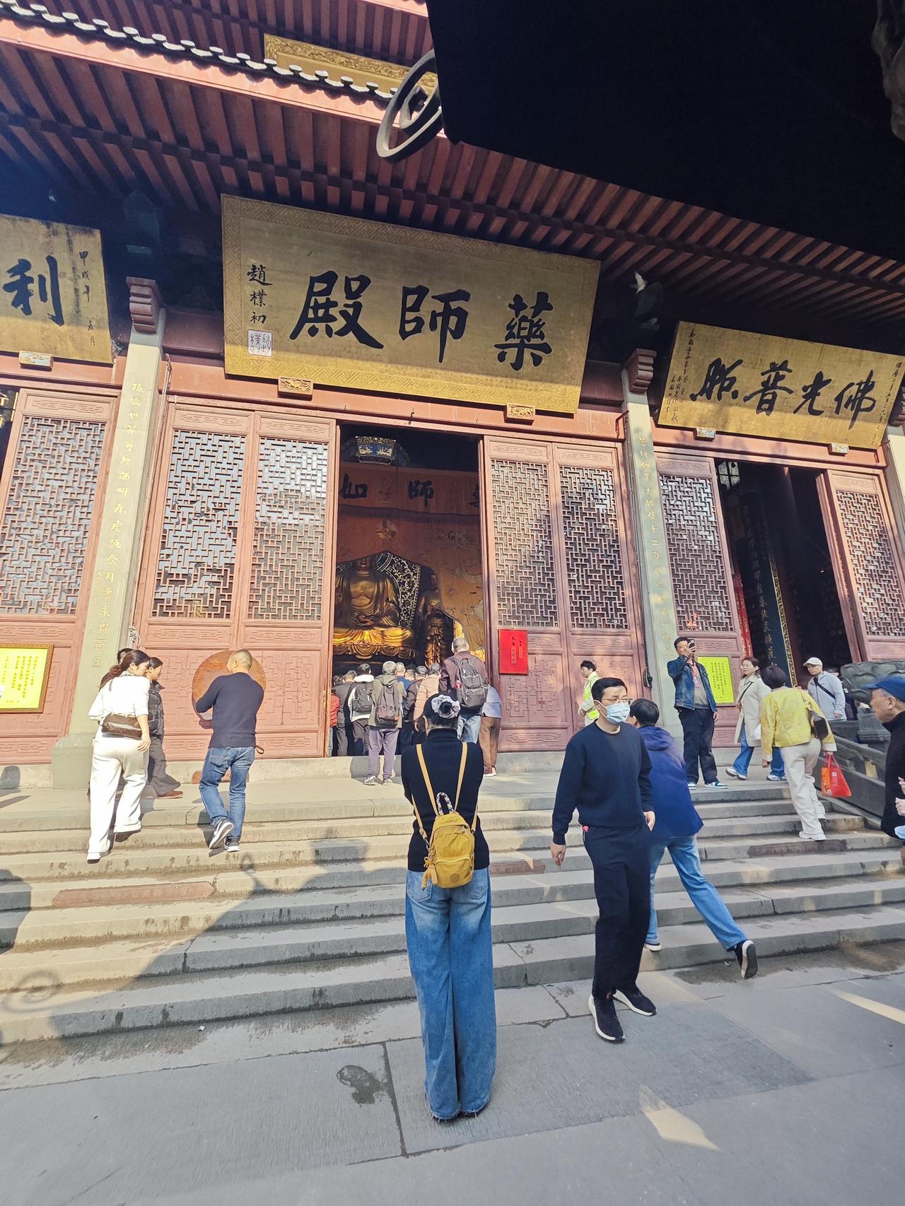杭州灵隐寺许愿的善男信女可真多啊，自从灵隐寺免门票以后游客更多了。不得不说杭