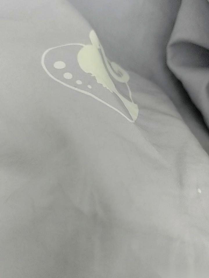 听邻居小张说了个事，简直了。她婆婆，当年孩子小，死活不来带，连雇保姆的钱都不给