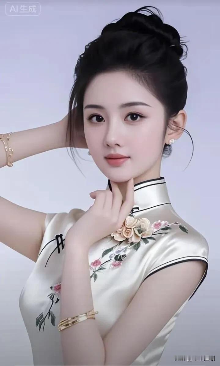 素缎旗袍绣满春枝的温柔，金饰轻缀腕间与耳畔。发髻挽起东方的雅致，眉眼间藏着岁月