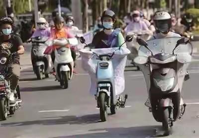 电动自行车：被新国标“限速”的底层生机凌晨四点，老李把最后一件雨衣甩上车后座