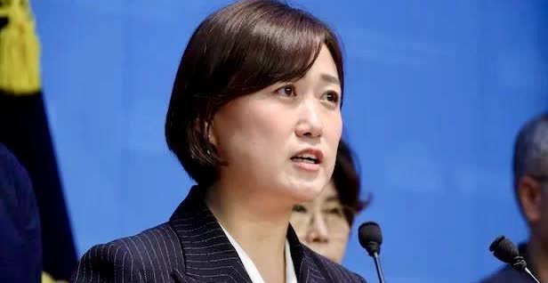 2日，韩国共同民主党对国民力量紧急对策委员长宋彦锡称“现在我们党内已无前总统尹锡