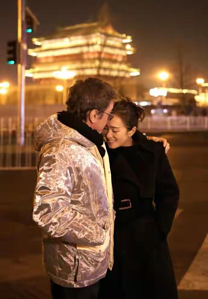 60岁的巩俐和77岁的法国音乐家老公让-米歇尔·雅尔，被网友拍到在北京中轴线“撒