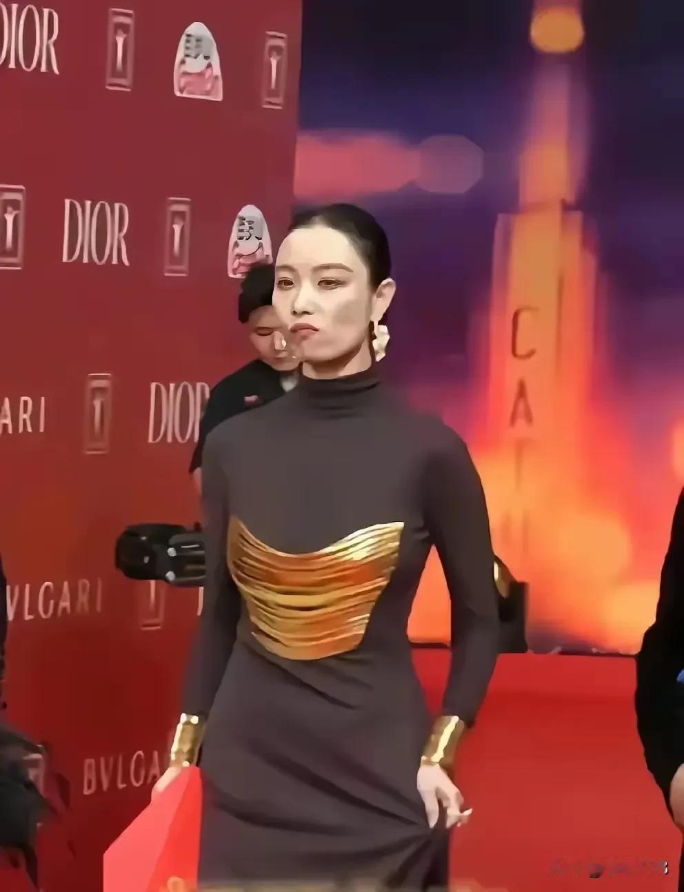 大家发现没有？是谁给她的勇气，总是一副自以为是的样子，究竟是有什么作品值得