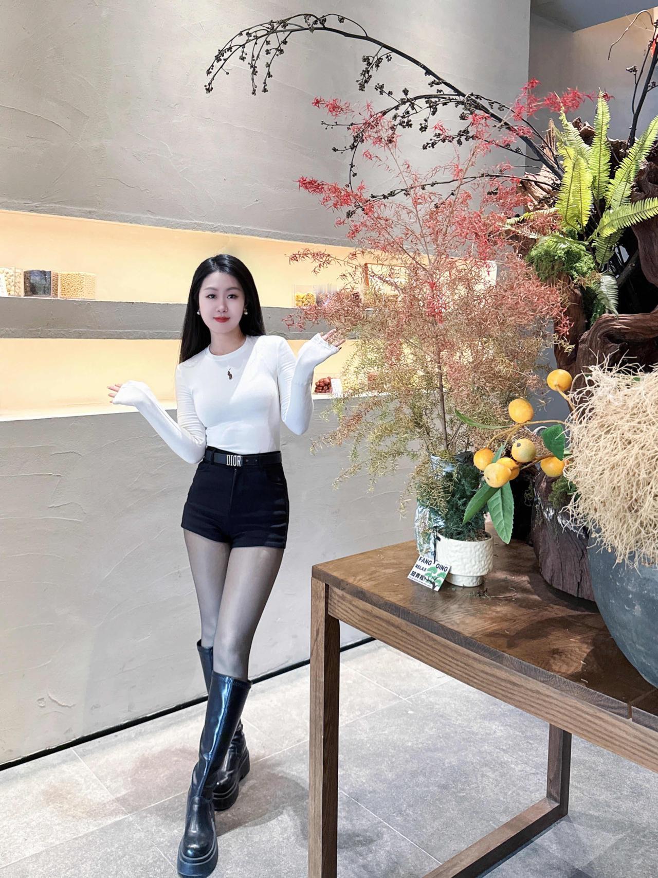 打卡复古风咖啡馆，感受时光的慢节奏。