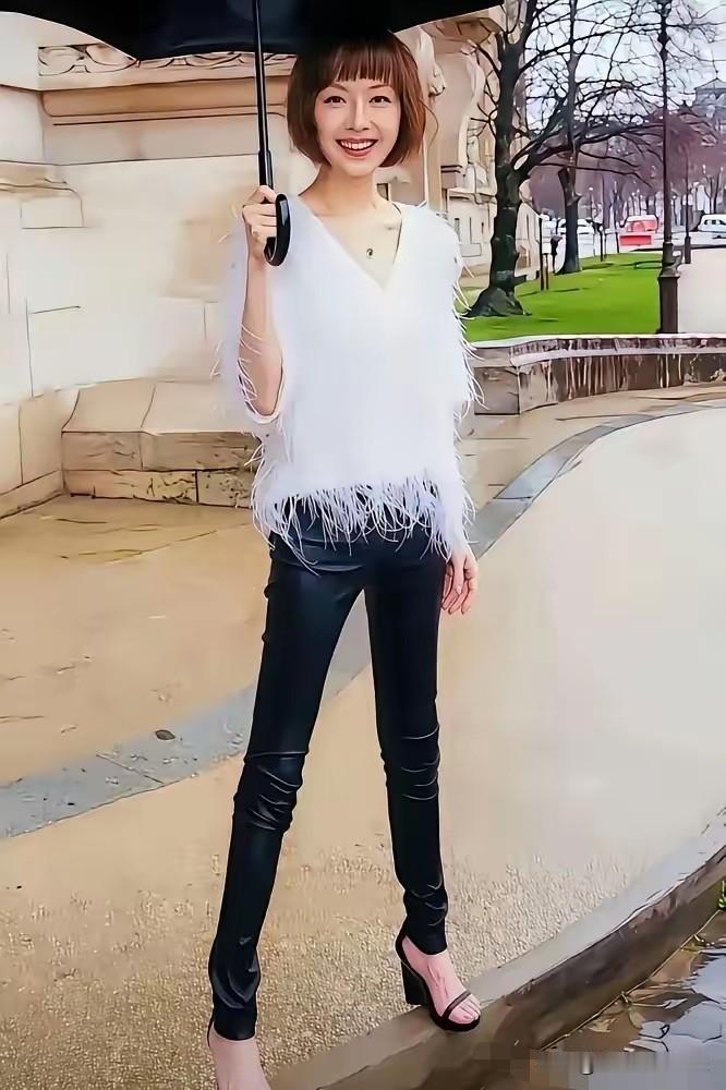 谁说？女人一胖毁所有，一白遮百丑，错，大错特错！55岁的鲁豫，终于想开了，活
