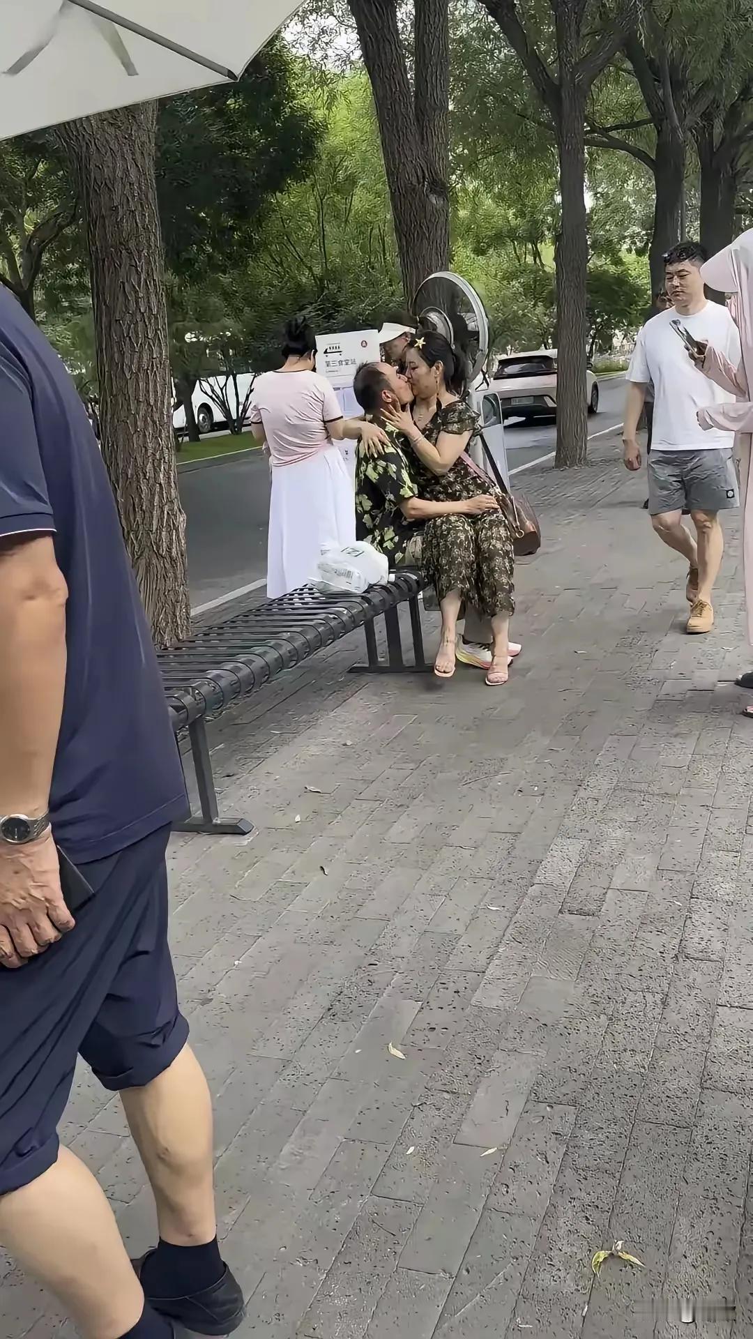 谁家的老妈，赶紧领回家去吧！太丢人现眼了，太辣眼睛了。一大早，公园里来了一对