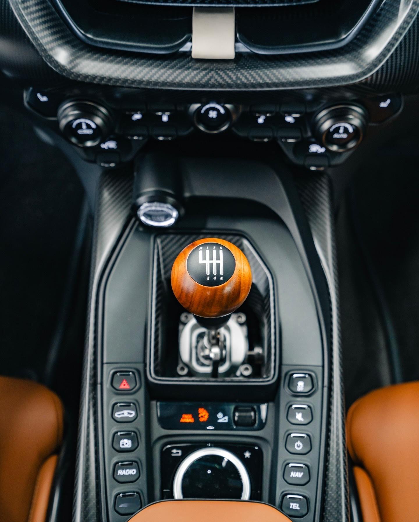 这款阿斯顿·马丁Valour，是对驾驶黄金时代的无妥协致敬，优雅与狂野的完美结