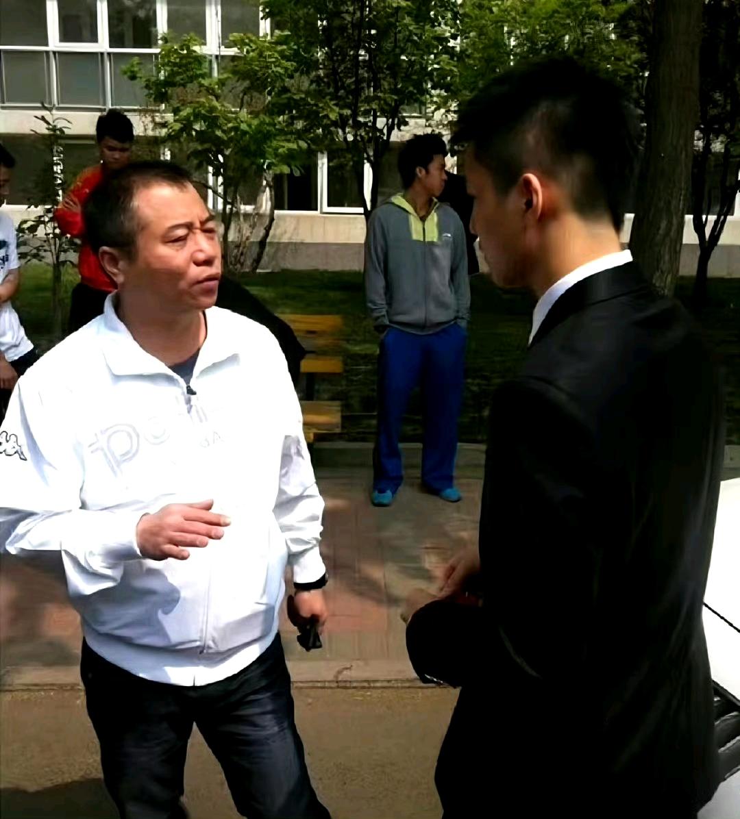 分享几组樊振东与王涛指导同框的珍贵合影。王涛给予樊振东独一无二的信任，而樊振东也