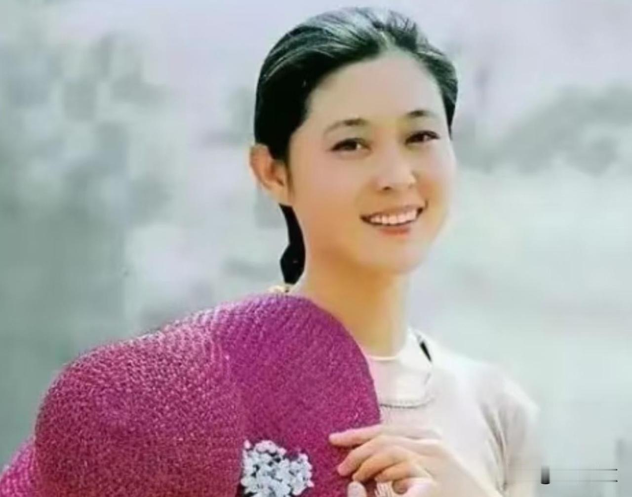 倪萍现在挺好的，67岁，儿子在国外搞眼科AI，丈夫杨亚洲还在拍电影。最近翻到她早
