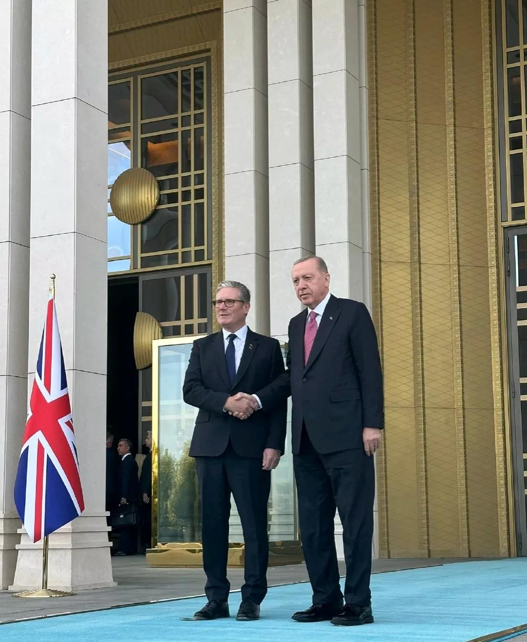 《金融时报》消息，当地时间27日，英国首相斯塔默宣布，在他访问土耳其期间，和土总