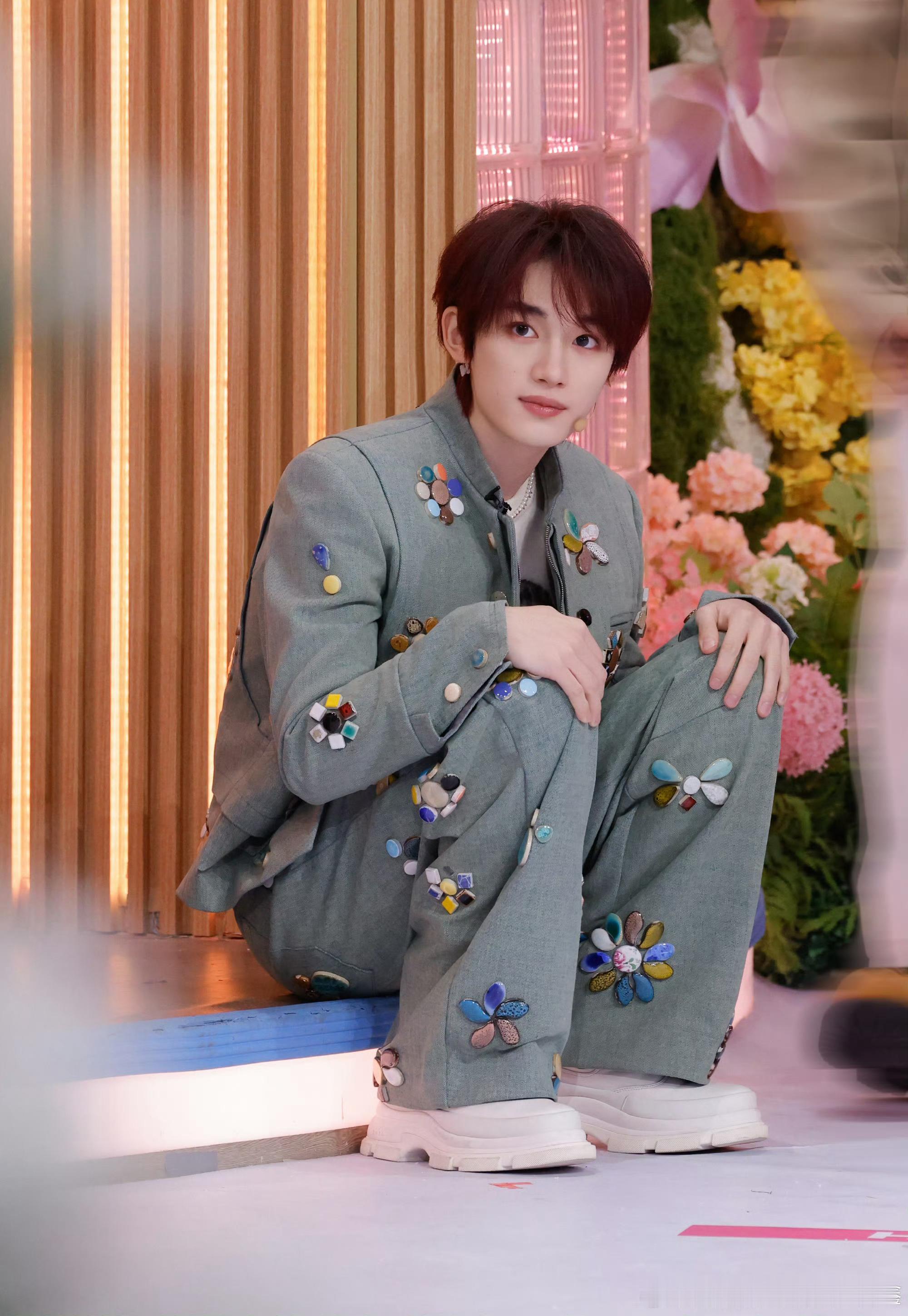 丁程鑫李雪琴演我一问三不知在《你好星期六》的回顾环节里，看完短片问到：“陈楚生、