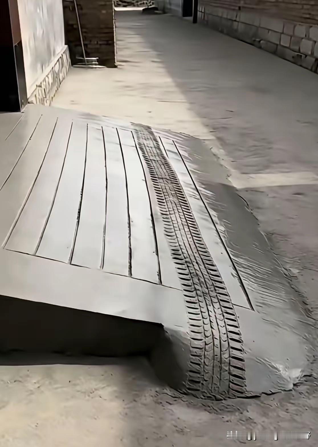 有村民在自家门口修建了这种绝户坡，结果水泥还没干就有汽车通过，在未干的水泥上留下