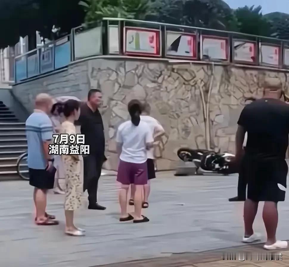 难过！湖南初中生飙车身亡，孩子的头七刚过，没想到事件还有后续，摩托车是改装的，当