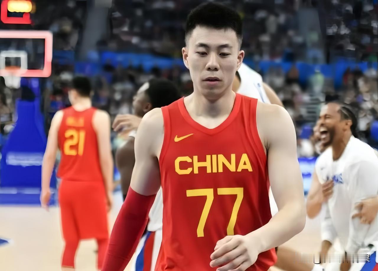 预测中国男篮7月份世预赛14人大名单如下:1.后卫赵睿，贺希宁，廖三宁，