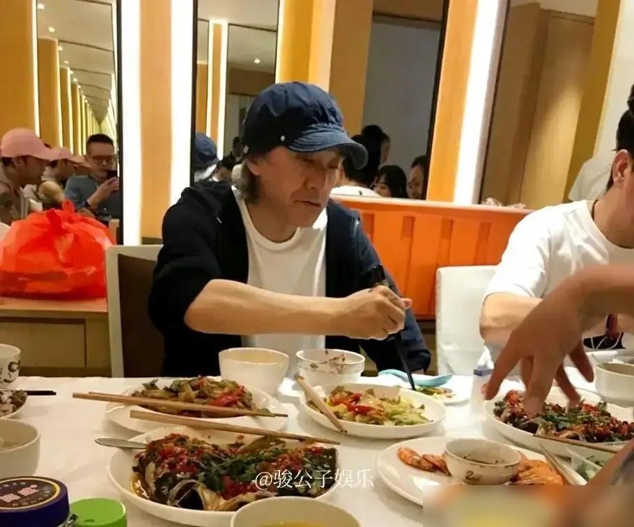 每天几十万真金白银往水里扔，就为了等一个生病的老头，周星驰这波“疯劲儿”确实够硬