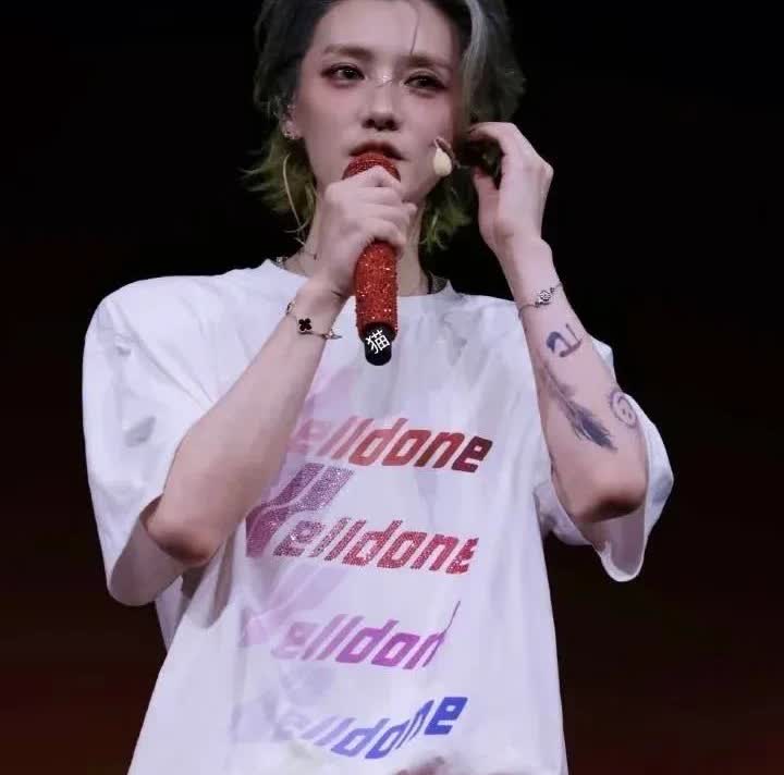 我有个预感鹿晗可能要大爆发啦！演唱会上他瘦了很多，说明他更自律了。人
