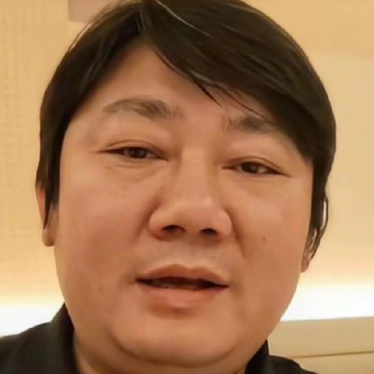不愧是张雪，一句话把网约车司机都给整懵了！司机开车途中认出张雪，不停试探辨认