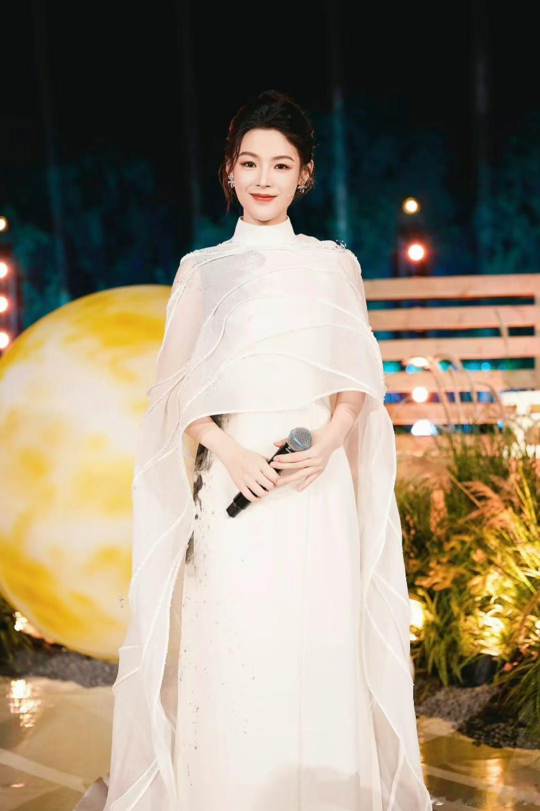 换舞台不换演技才叫真演员陈丽君的演技让人看到了专业演员的素养，她不仅能够适应不同