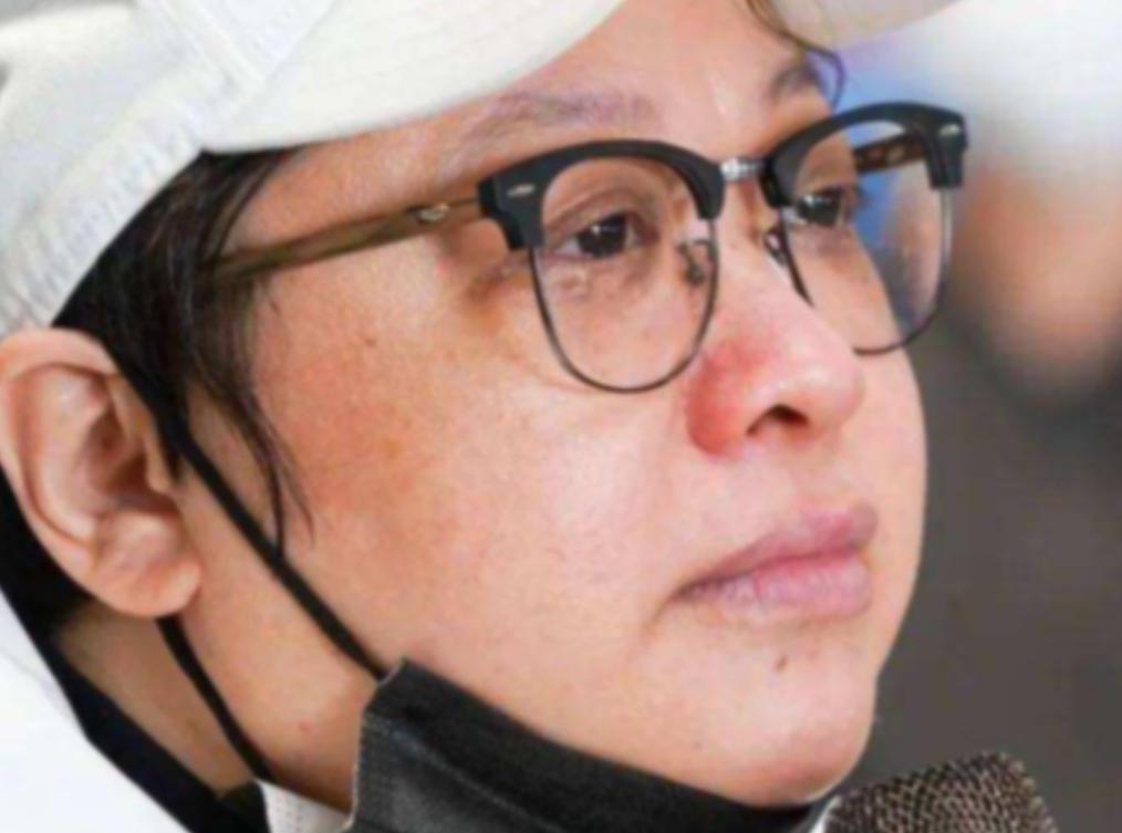 1977年韩红6岁时，父亲不幸去世，9岁时母亲改嫁，继父成天打骂韩红，她一个人坐