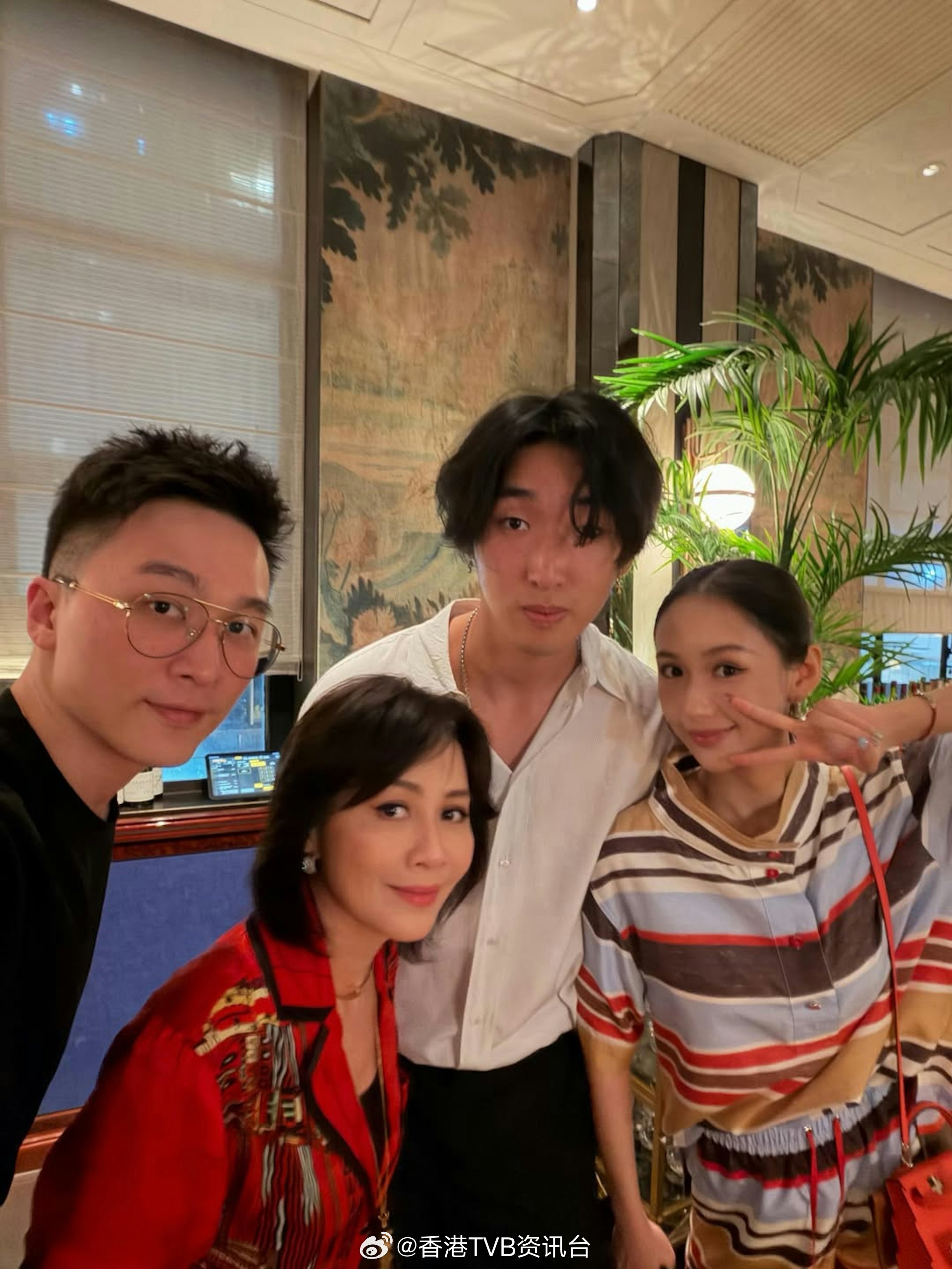 刘嘉玲三十岁学霸侄子刘兆恩罕见现身，高大帅气传将继承十亿身家现年六十岁的金像影后