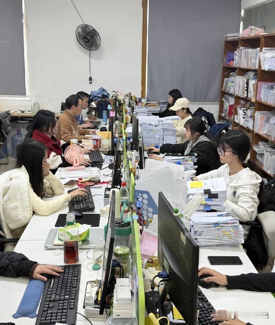 运营经理找我们沟通：以后招人，多招一些承压能力强，别太玻璃心的小年轻...用他的