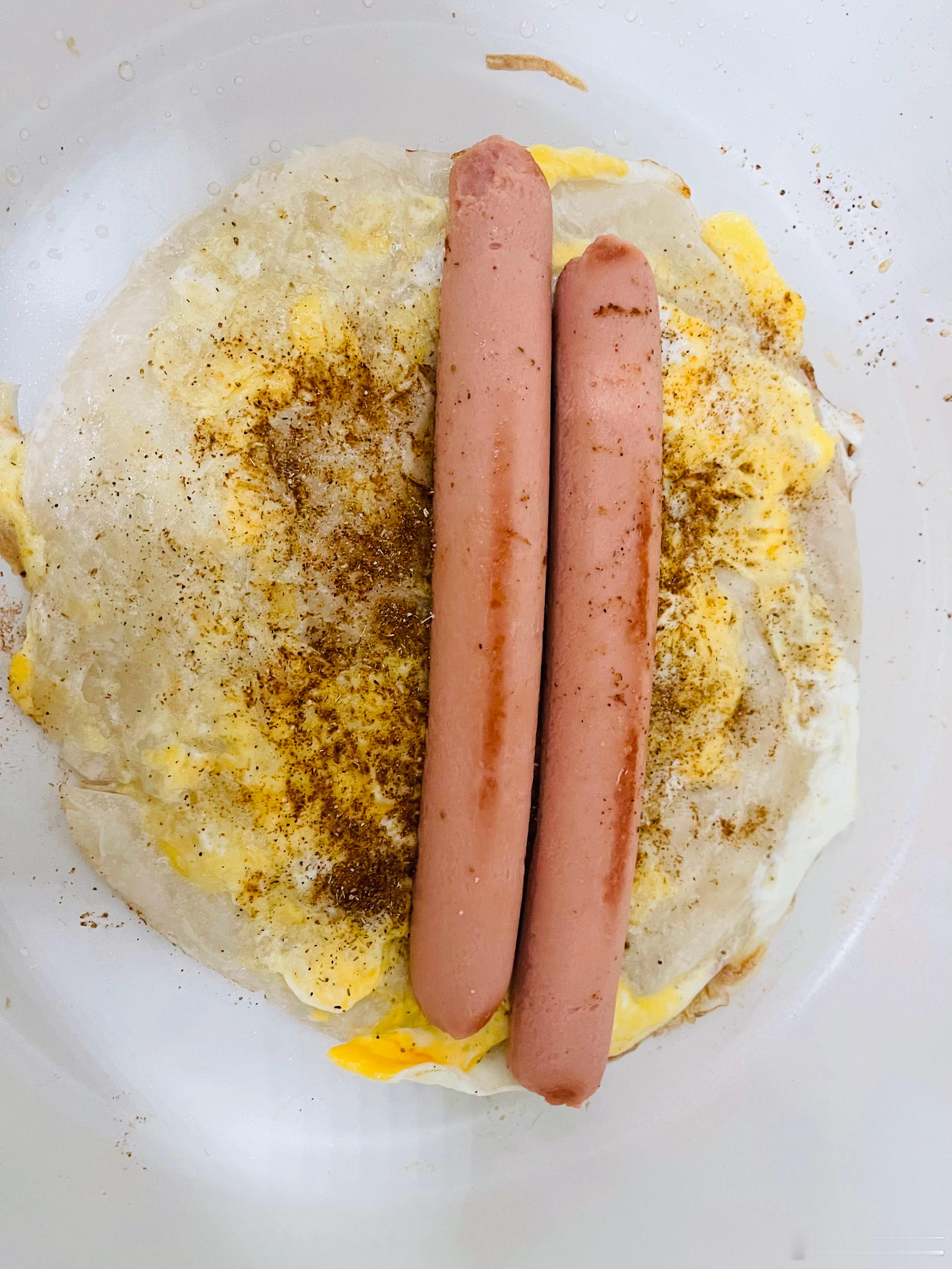 一份手抓饼，一份意大利面。家中二位领导的早餐，以及一位小领导今天的水果。[吐舌头眯眼睛笑]