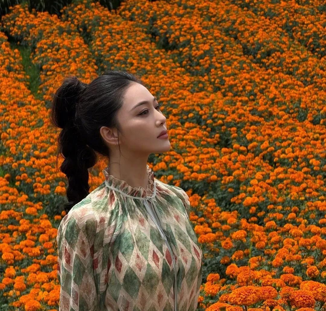 大美女张馨予，也有烦恼的时候。埋怨妈妈把她睡成了扁头。张馨予说扁头不好看，后脑