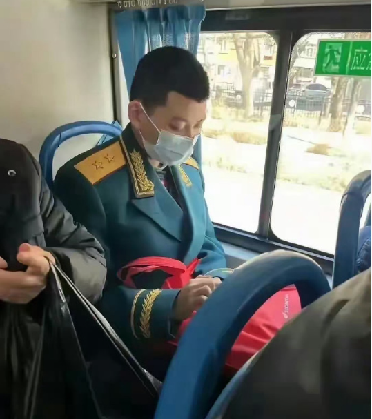 第一次见，这是什么兵种？什么军衔？​​​​