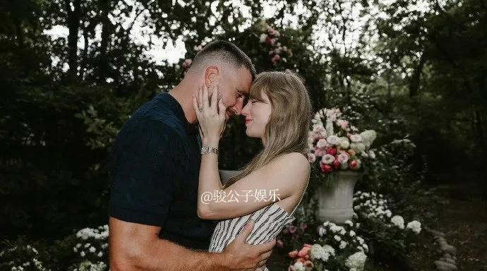 泰勒·斯威夫特近日与男友凯尔西完成订婚，据凯尔西父亲艾德透露，这一喜讯发生在约两
