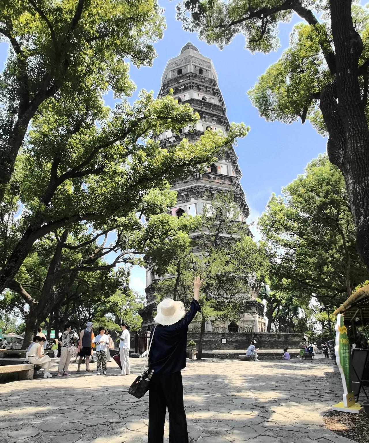 不管你心里多么难过，你都得认怂：人到中年不过就是在权衡利弊。哪有那么多的情？每一