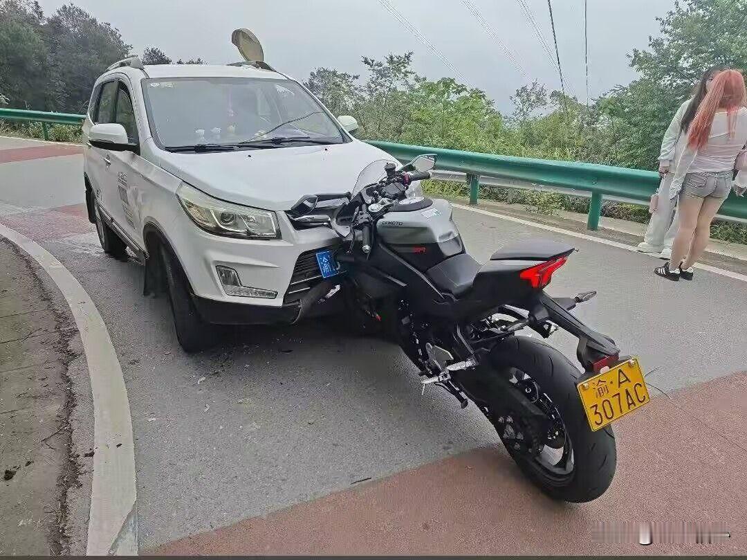 本想带妹纸出去耍耍帅，结果帅没耍到，自己却遭遇男人的“痛彻心扉”。一场摩托车与