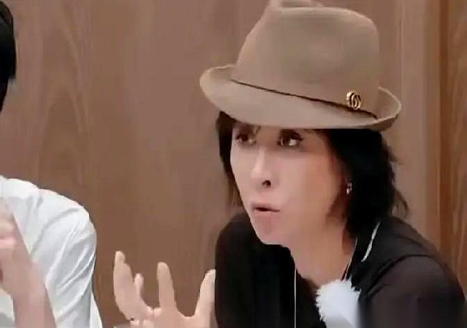 宁静，那个在屏幕里拽得谁也不服的大姐大，说她现在夏天开28度空调都得裹个小毯子。